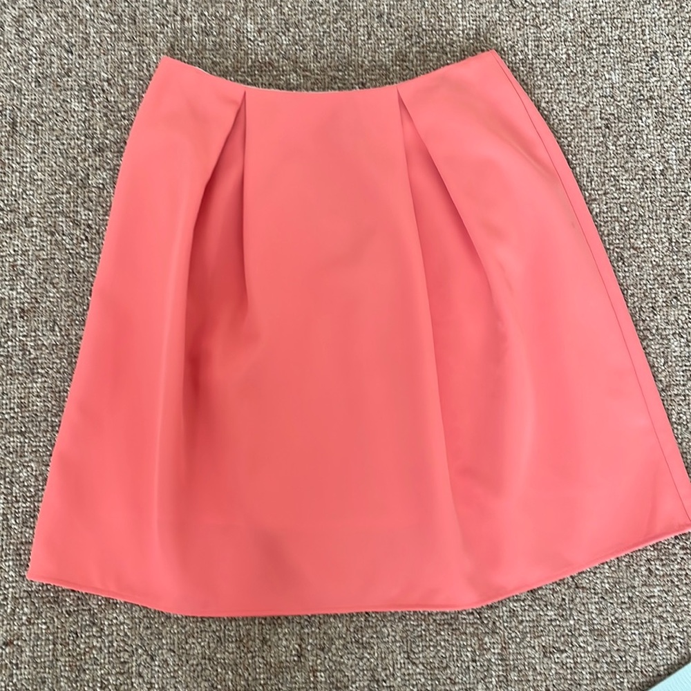 Exposed zipper skirt